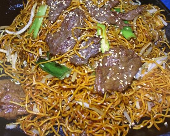 Stir-Fry Beef Noodle with Bean Sprout 干炒牛肉麵